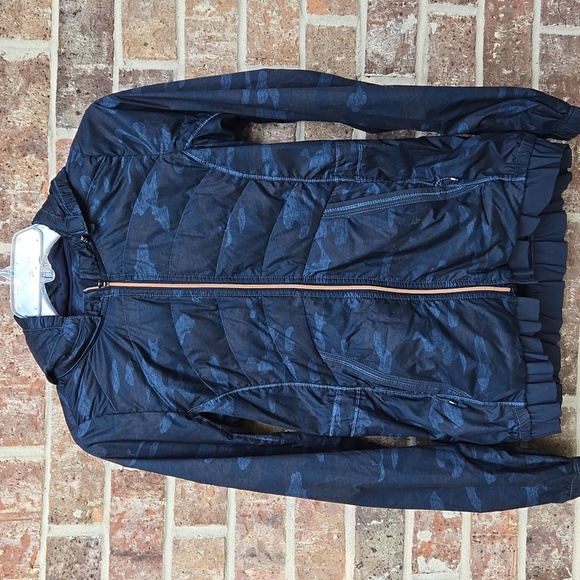 Lululemon Spring Fling Puffy Windbreaker Size 4 - Picture 6 of 9